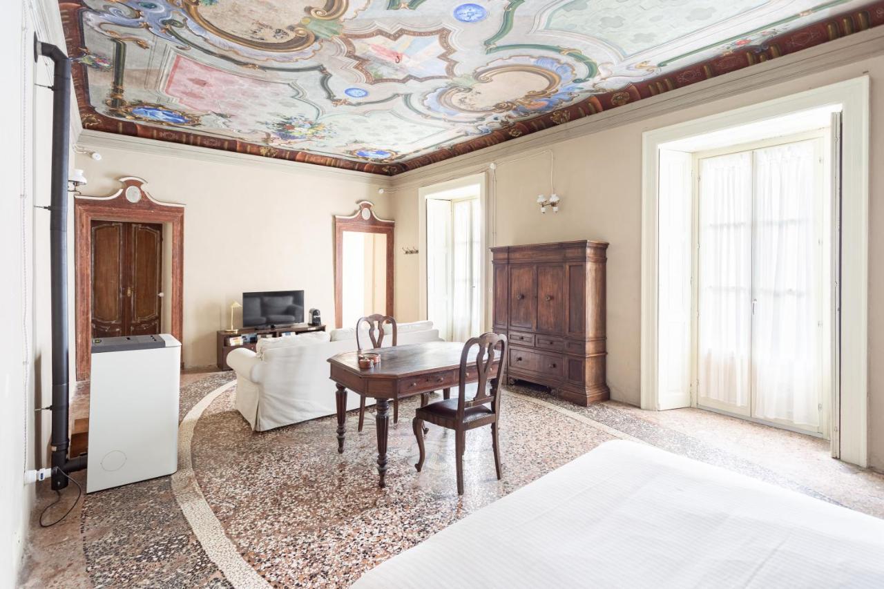 شقة Palazzo Mia By Icasamia It Castello Cabiaglio المظهر الخارجي الصورة